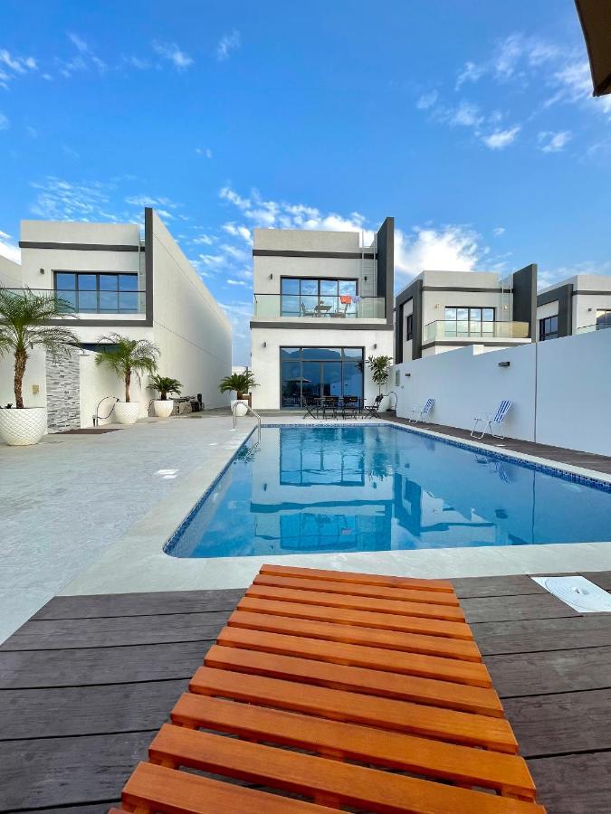 Iconic 4-Bedroom Villa With Pool In Fujairah Palm Exterior photo